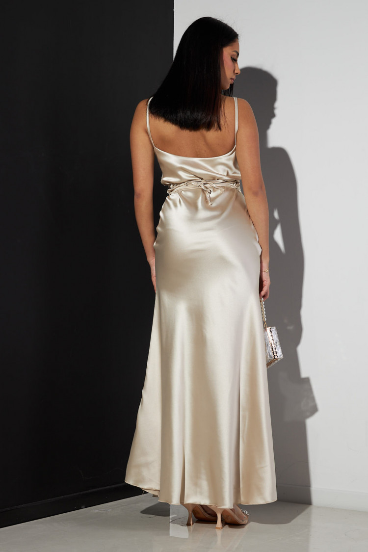 Robe beige à ficelle ajustable dans le dos
