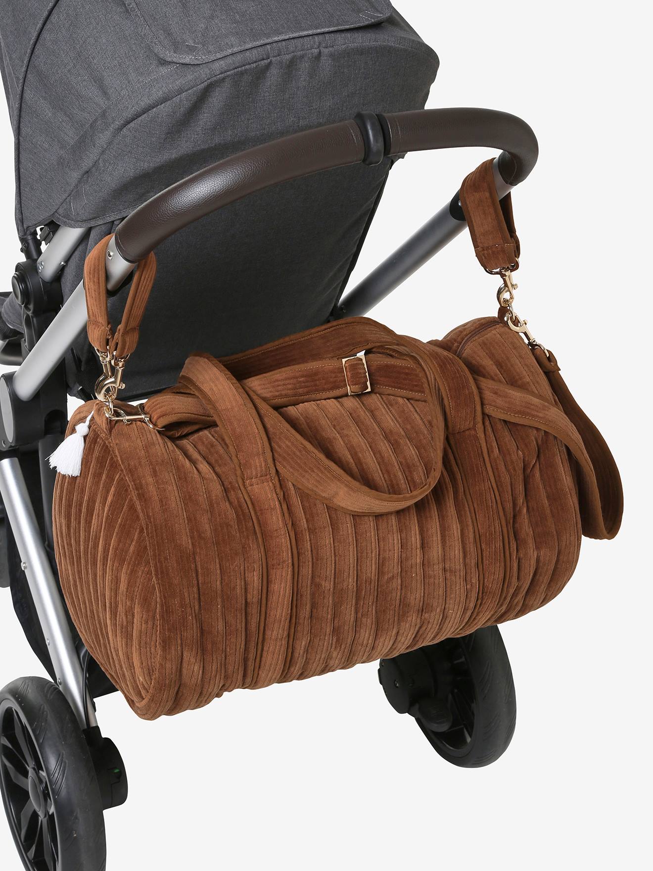 Bolsa de maternidade Baby Roll em veludo cotelê marrom claro liso.