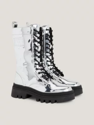 Botas metálicas com cadarço e travas
