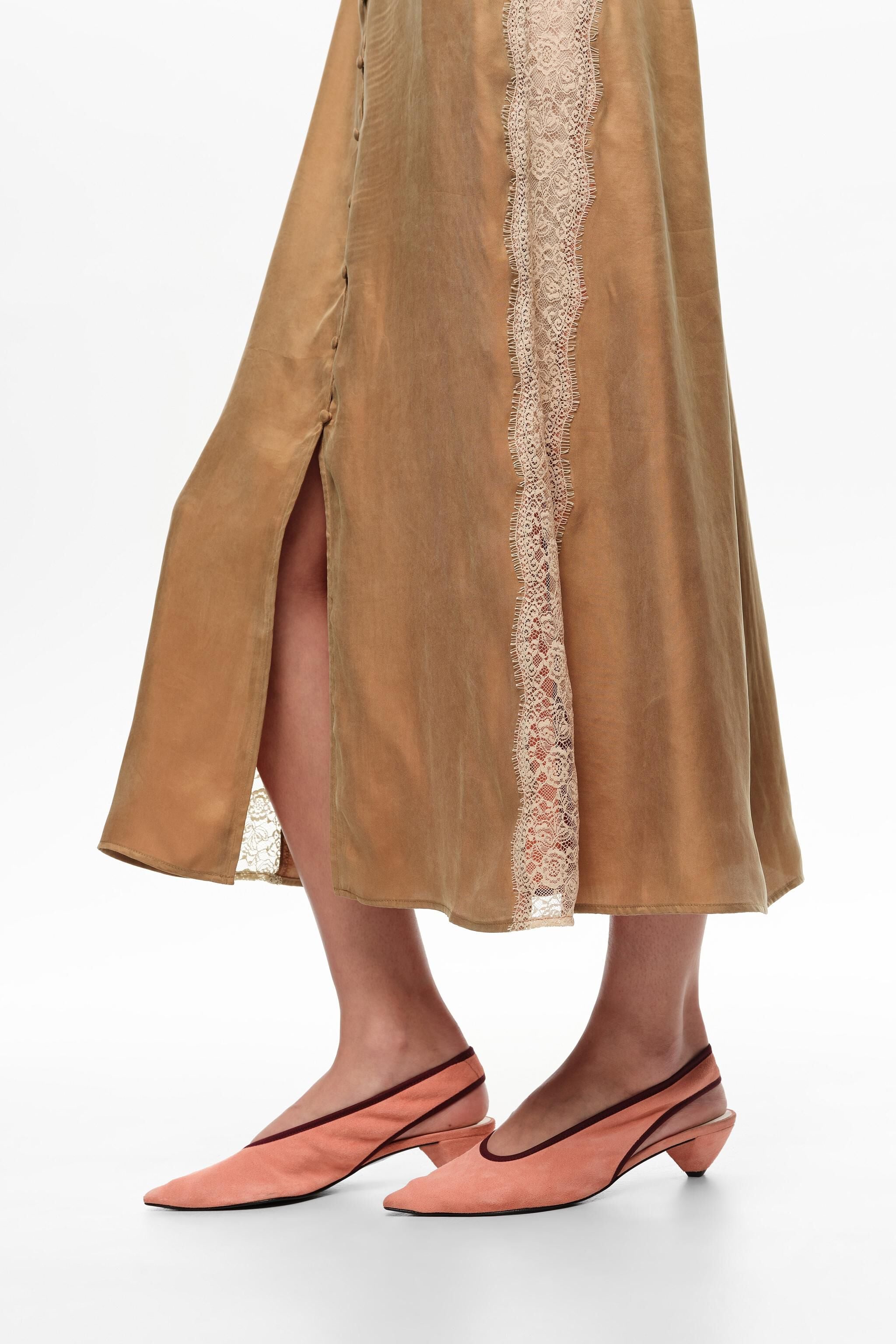 Vestido de alças cor caramelo com renda contrastante
