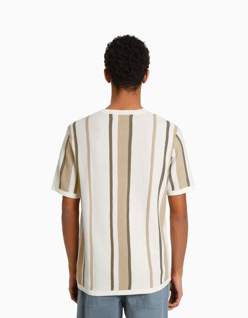 Camiseta de manga curta com estampa de listras verticais