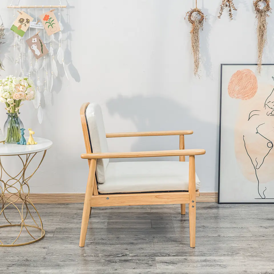 Fauteuil van massief hout en beige stof