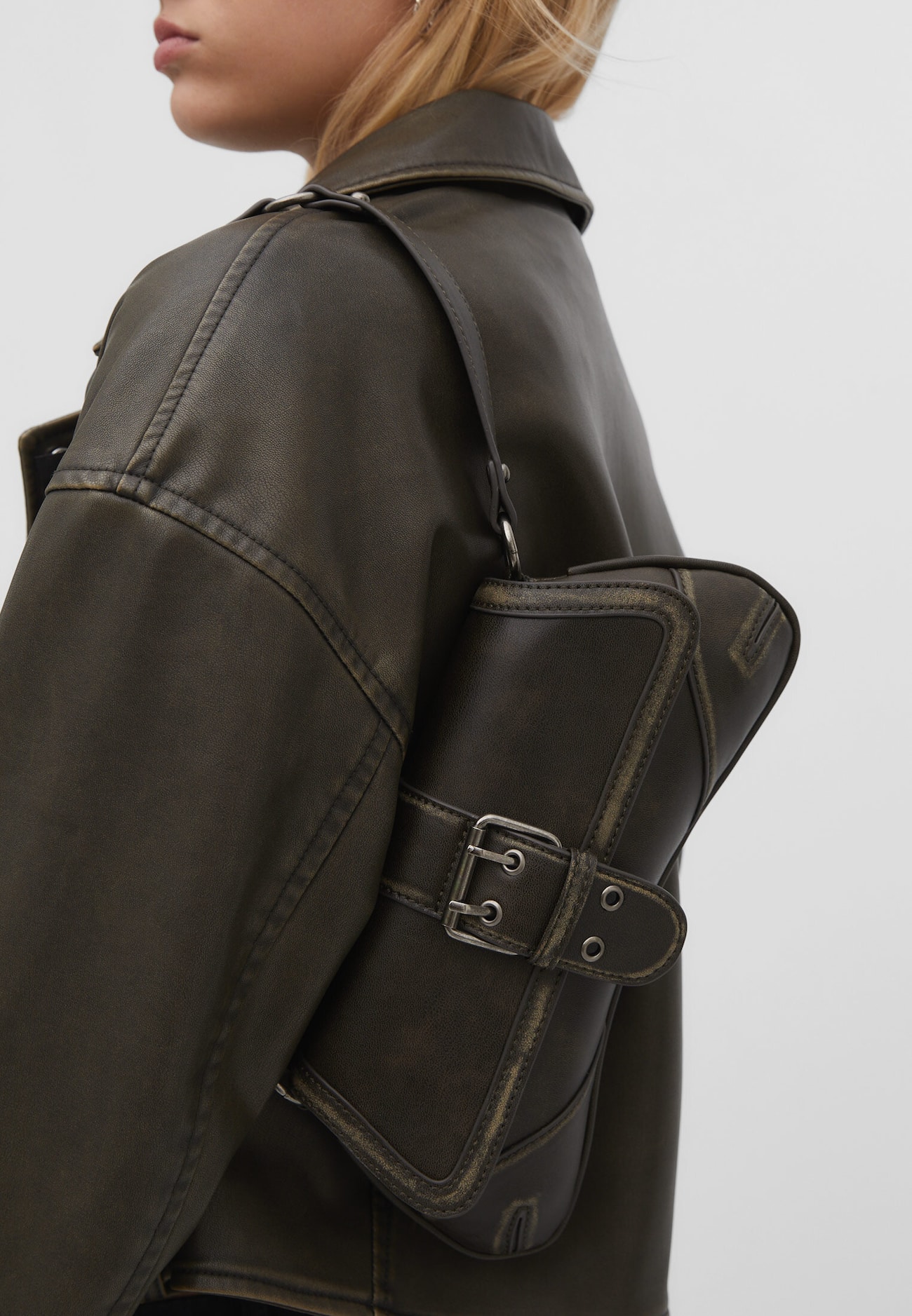 Bolsa de ombro com efeito desgastado