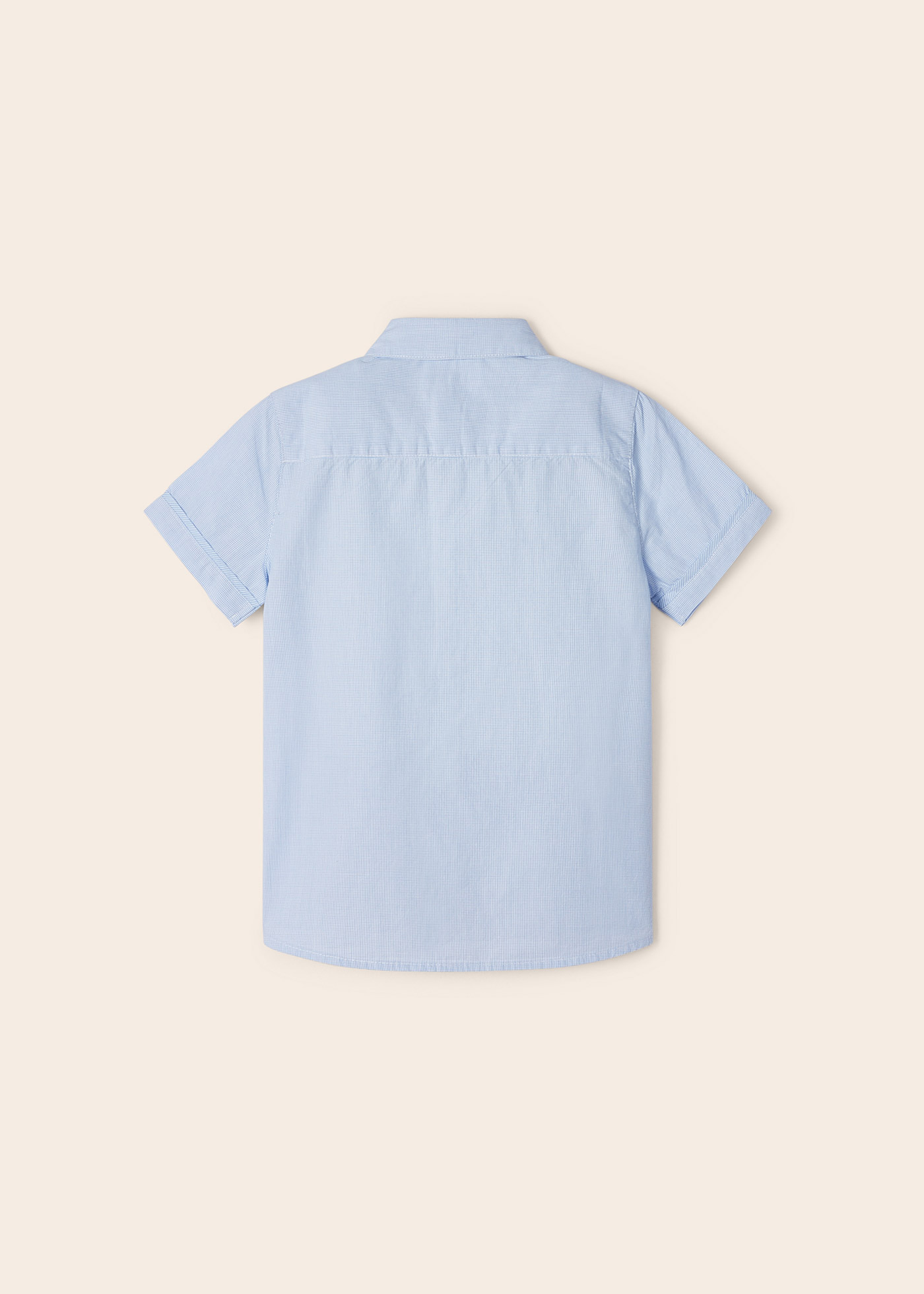 Camisa de manga curta para meninos, feita com algodão sustentável.