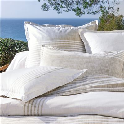 Linge de lit à rayures verticales et horizontales
