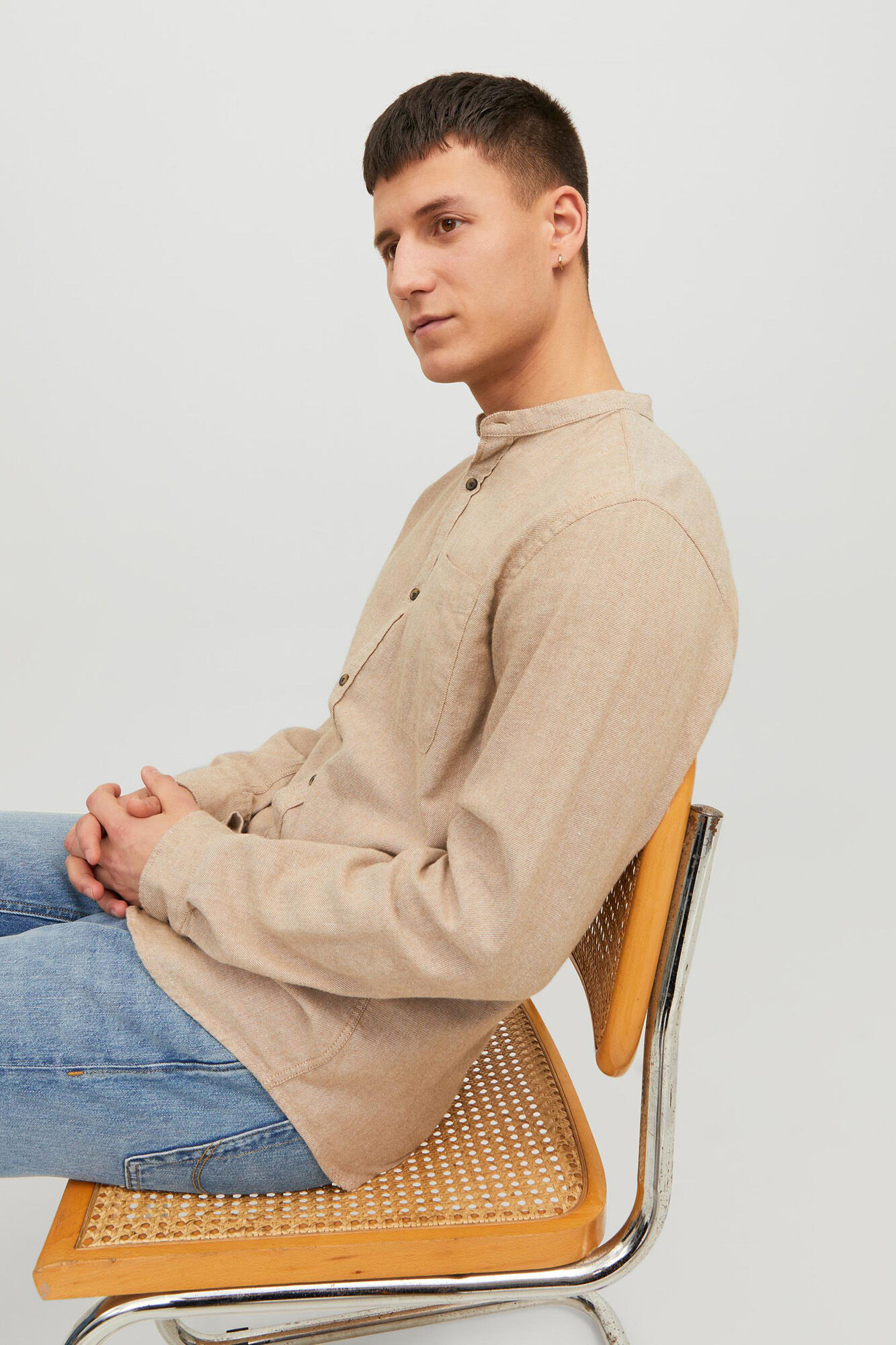 Camisa com gola mandarim, modelagem confortável.
