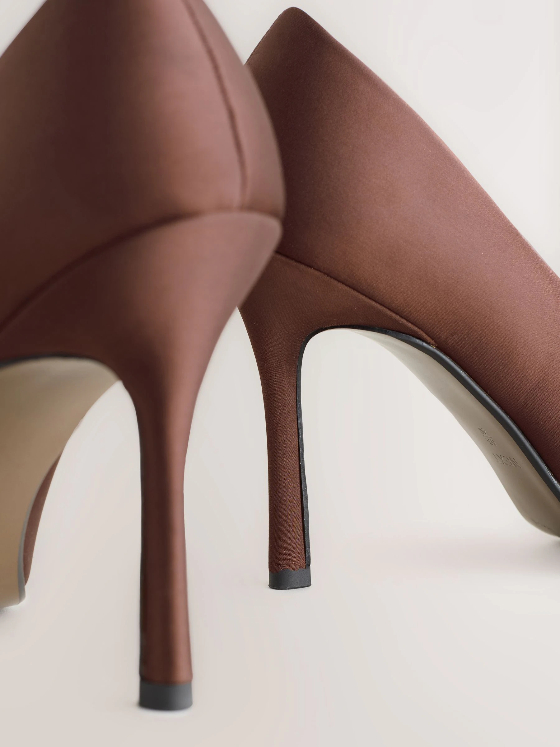 Chocoladebruin - Forever Comfort® satijnen pumps met spitse neus