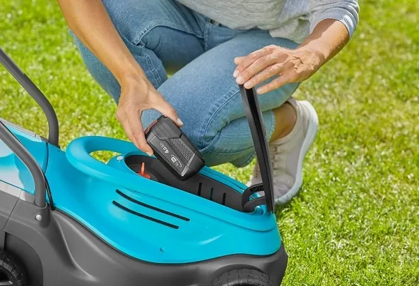 Gardena PowerMax 30/18V - Set - græsslåmaskine - ledningfri - 18 V - 4 Ah inkluderet oplader - 30 cm - 8.6 kg