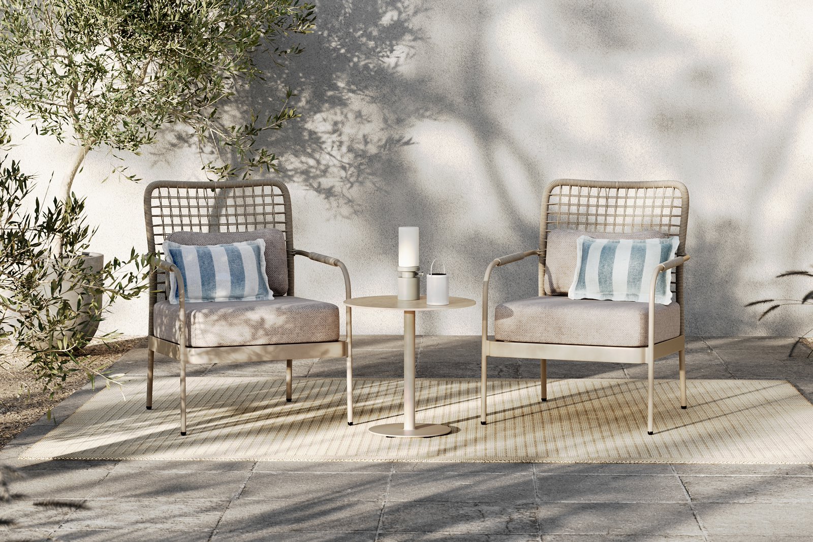 Sailon hageloungestol Beige pulverlakkert aluminium loungestol med flettet tau på rygg og ermlener