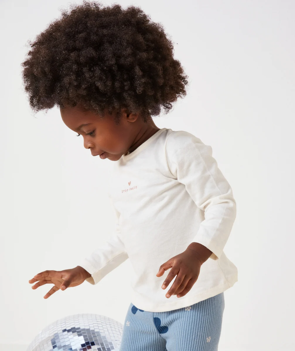 T-SHIRT BÉBÉ FILLE ÉCRU AVEC MESSAGE PAILLETÉ EN COTON BIO
