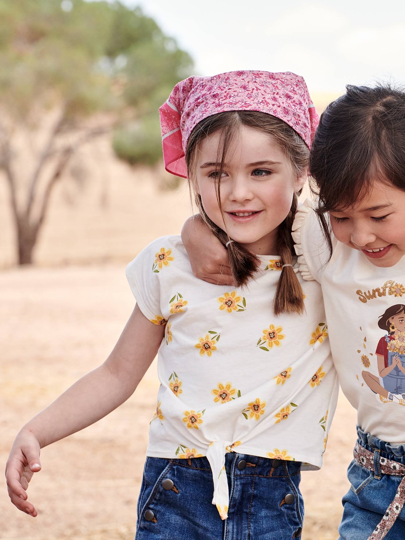 Camiseta estampada com laço elegante, para meninas, cor off-white