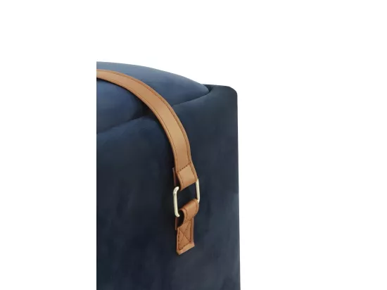 Pouf tapissé en velours bleu avec poignée en simili cuir