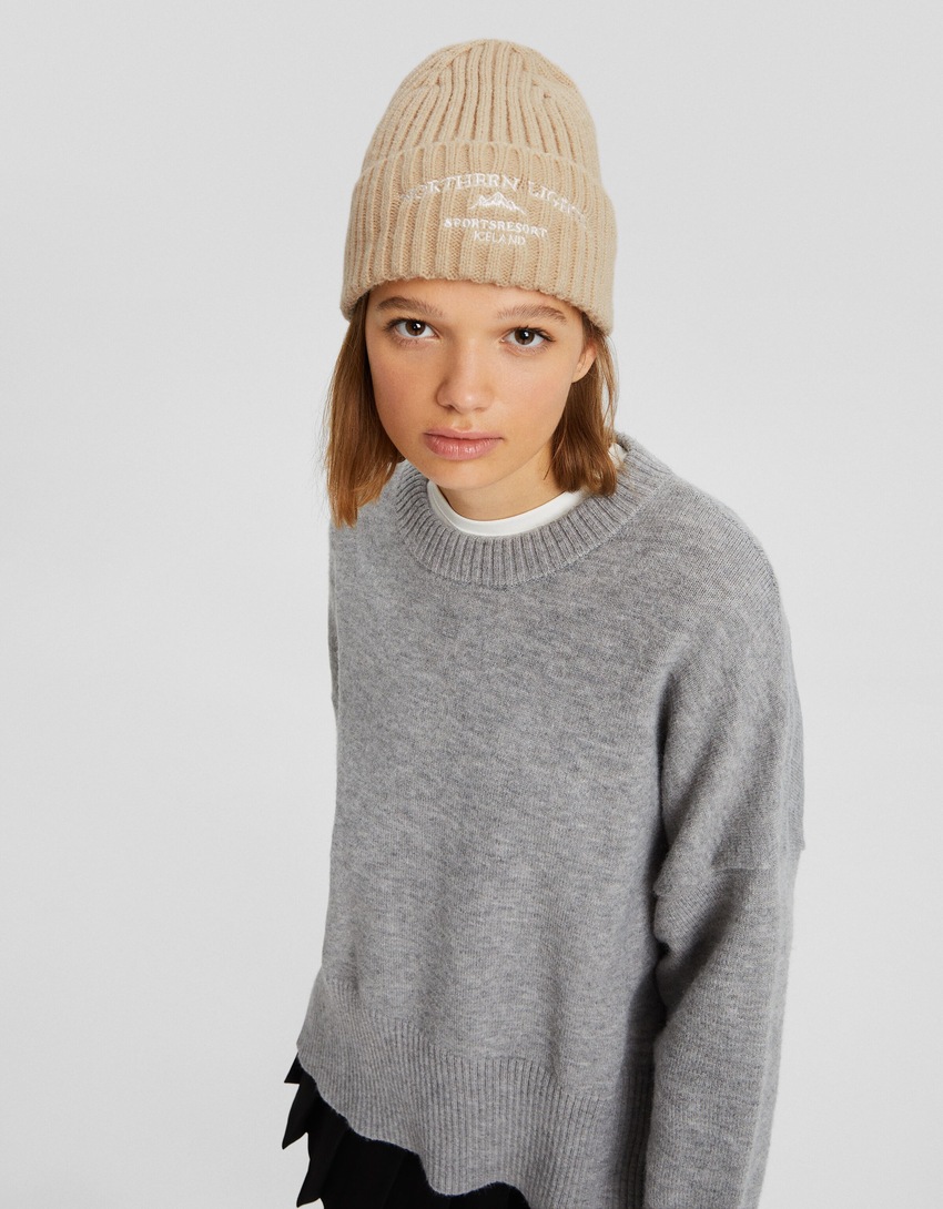 Gorro bordado com nervuras largas