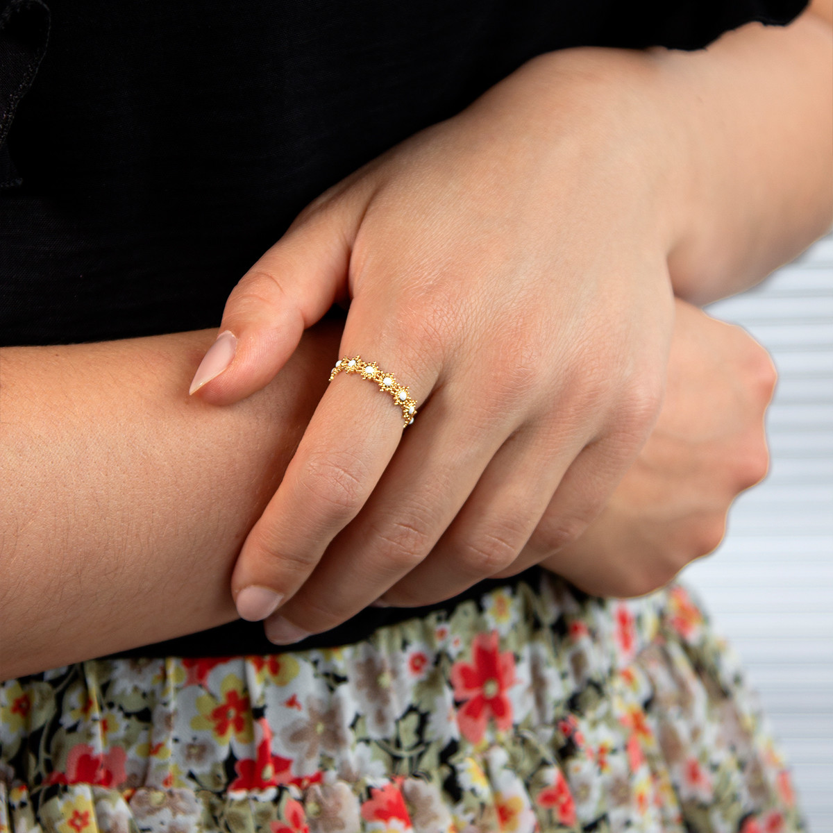 Bague plaqué or jaune perlée motif soleil et résine blanche