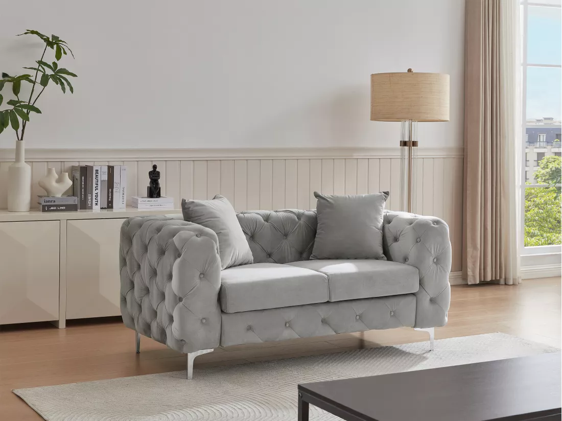 Canapé 2 places chesterfield en velours gris clair EDWINA