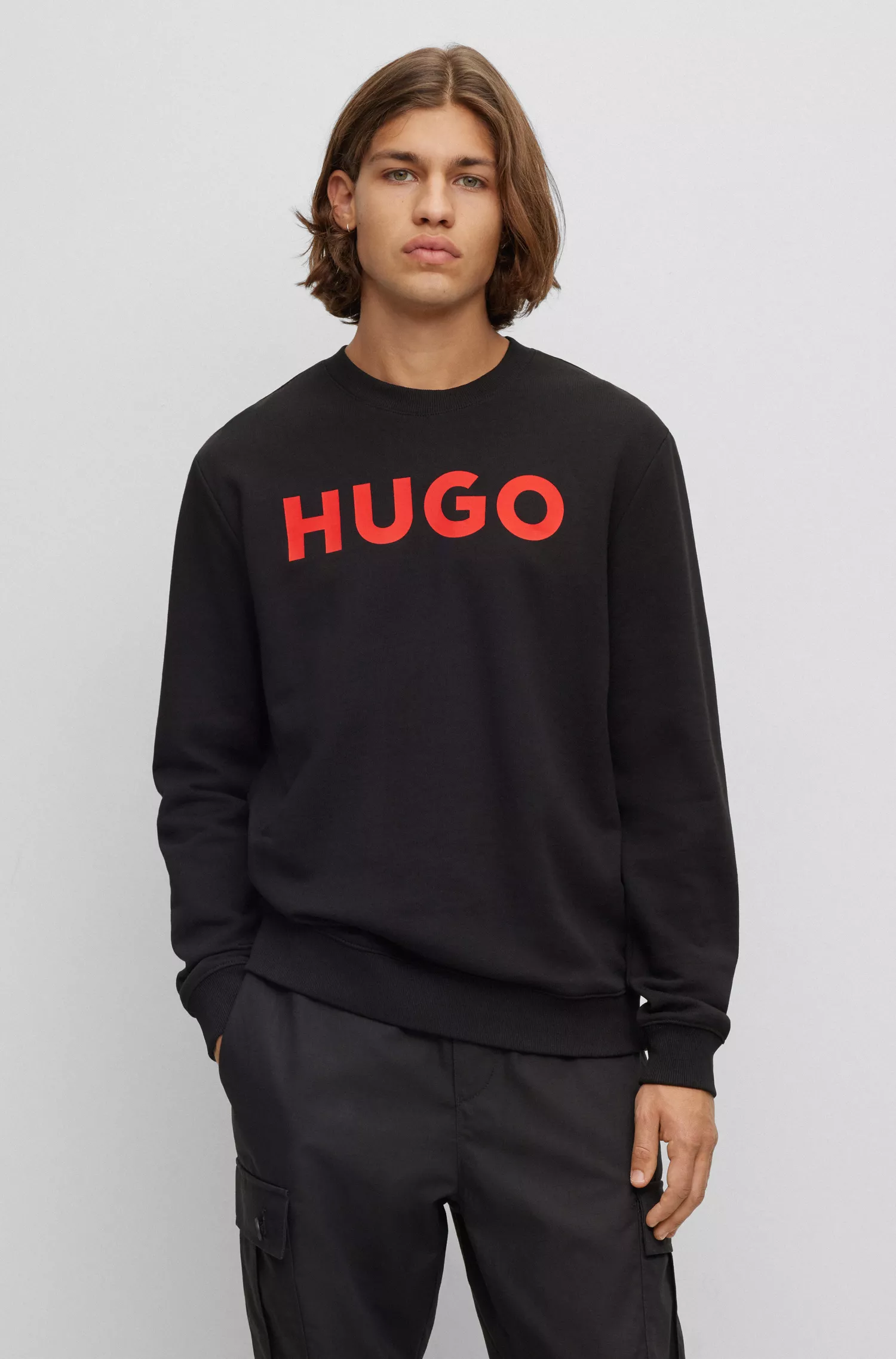 Moletom HUGO vermelho em algodão felpudo, modelagem regular, com estampa do logo.