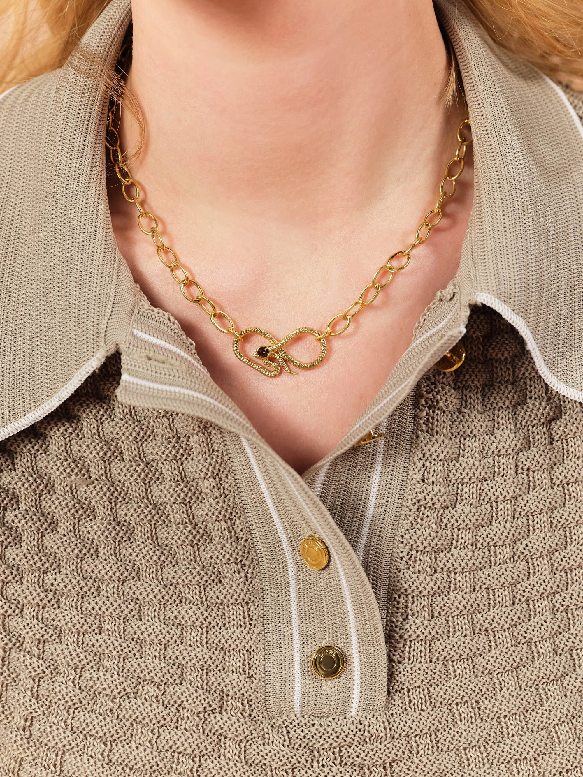 Collier plastron chaîne maille ovale et serpent égyptien | Jaune