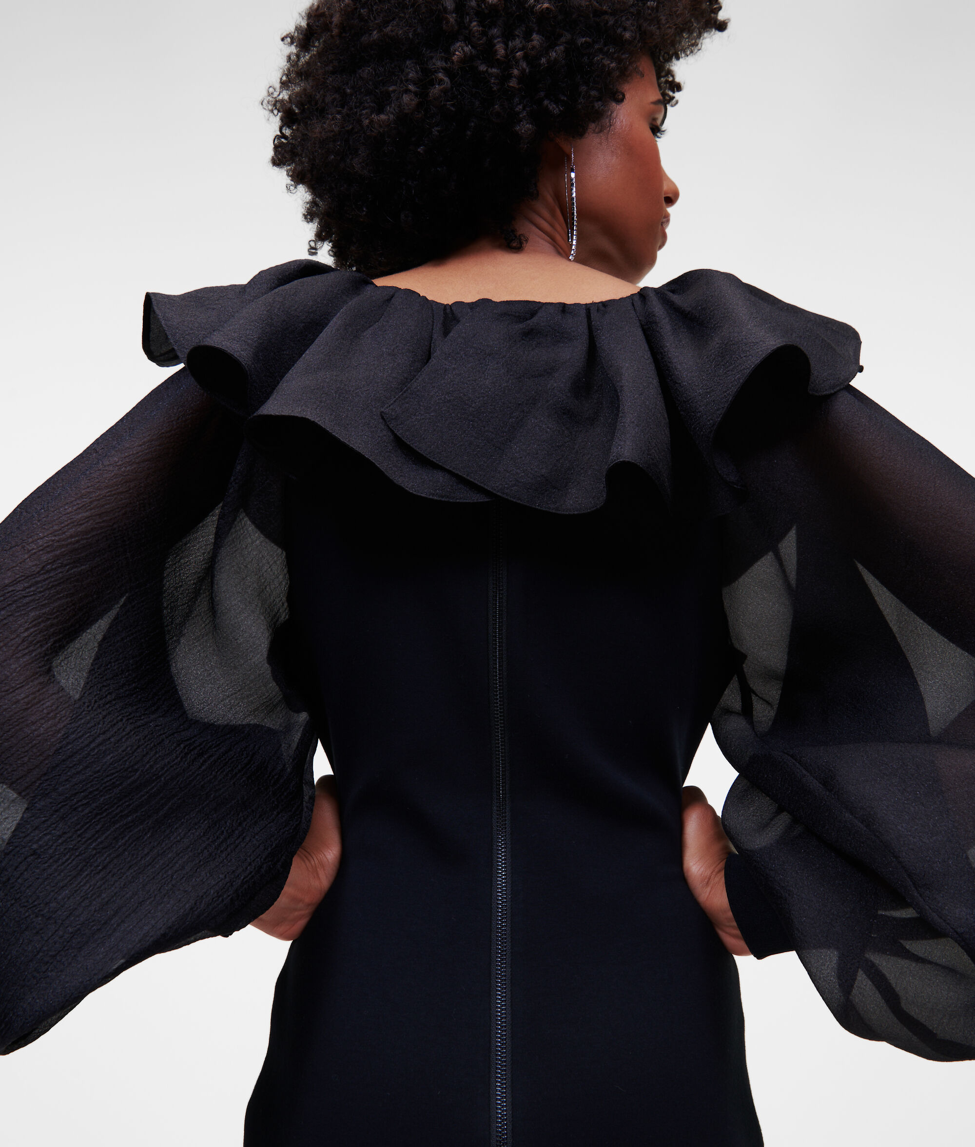 ROBE OVERSIZE À COL SÉLECTIONNÉE PAR HUN KIM