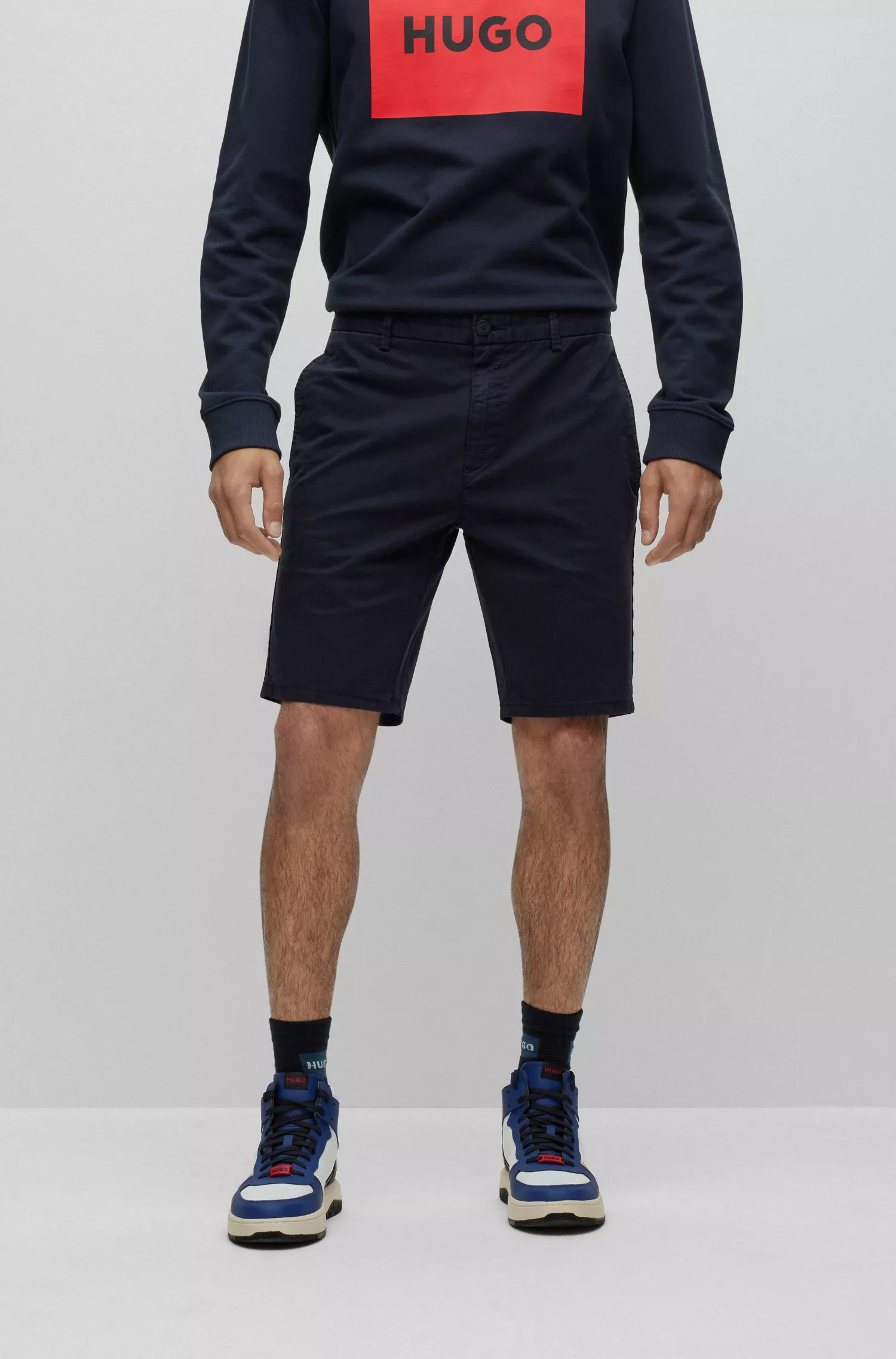 Calções chino HUGO vermelhos, corte slim, em gabardine de algodão elástico.