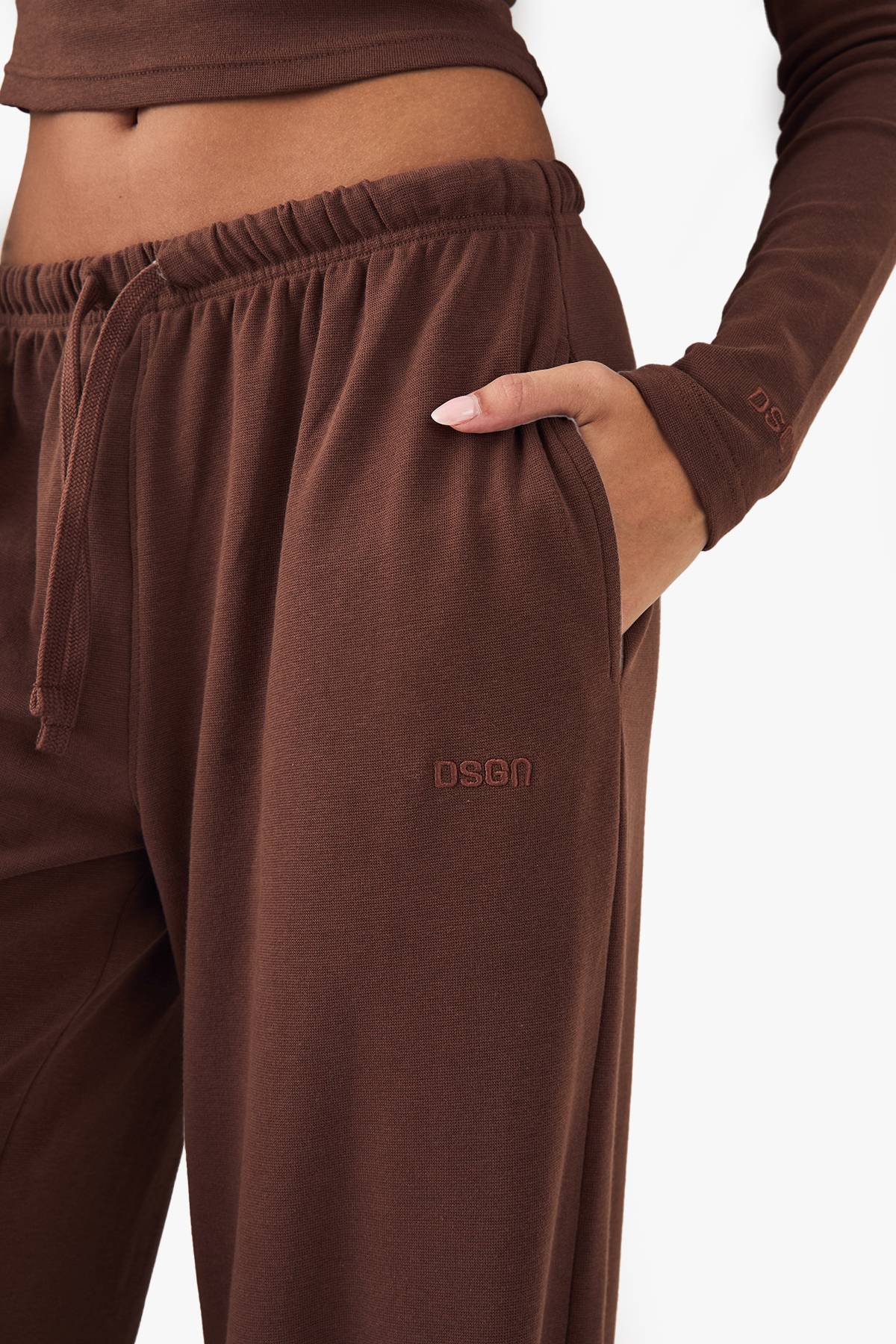 Pantalon Large à Côtes Brodées DSGN Studio