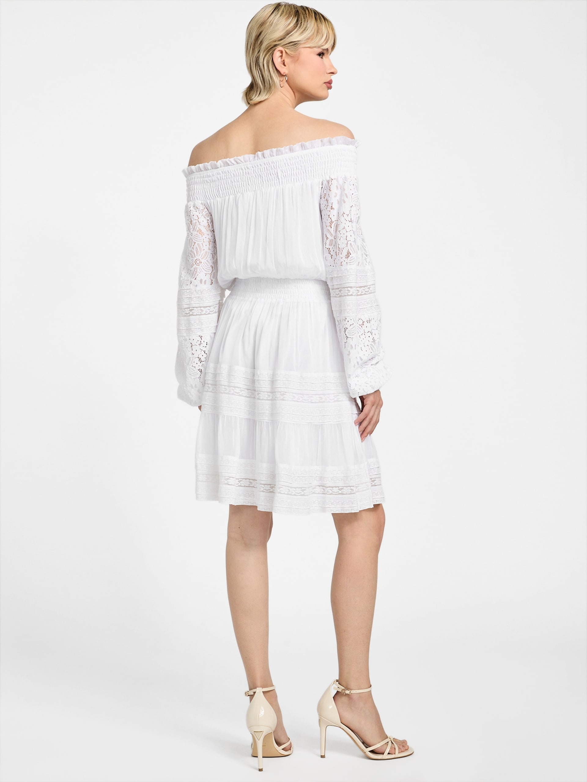 Vestido curto Audrey com ombros à mostra