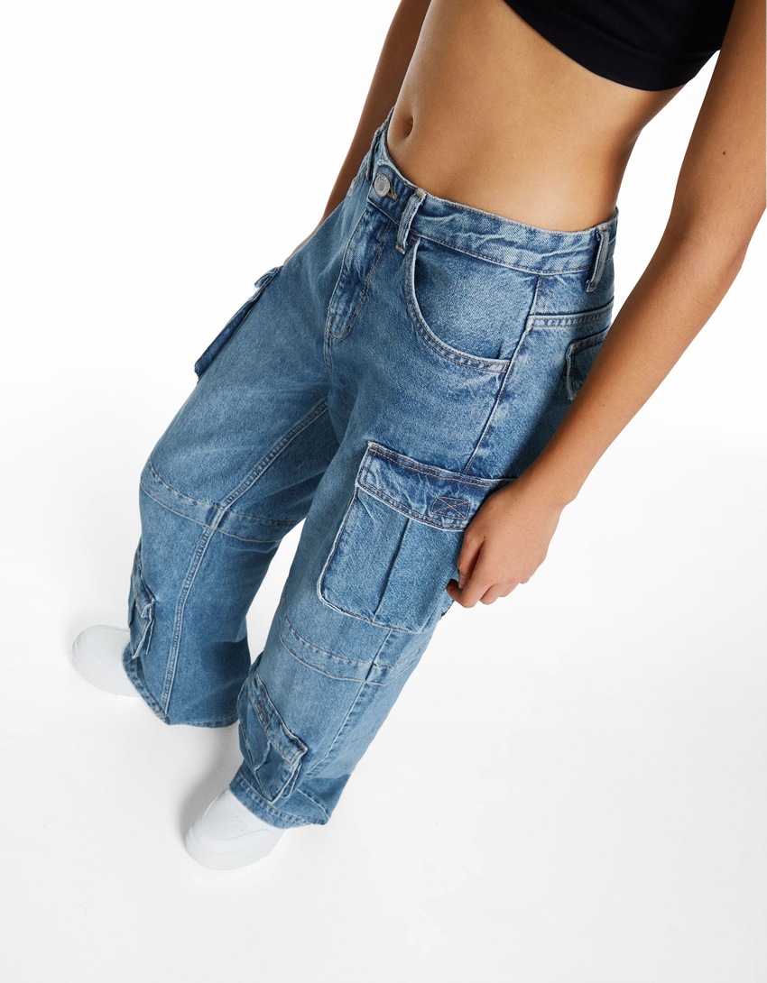 Calça cargo com vários bolsos