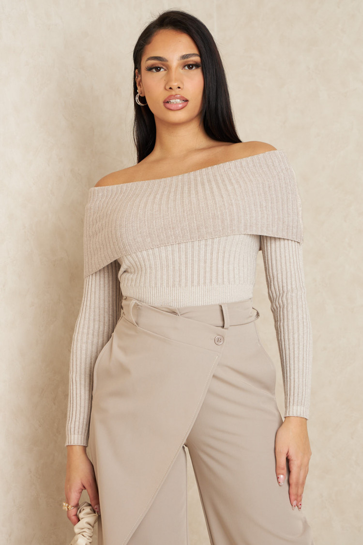 Pull court beige à col bardot