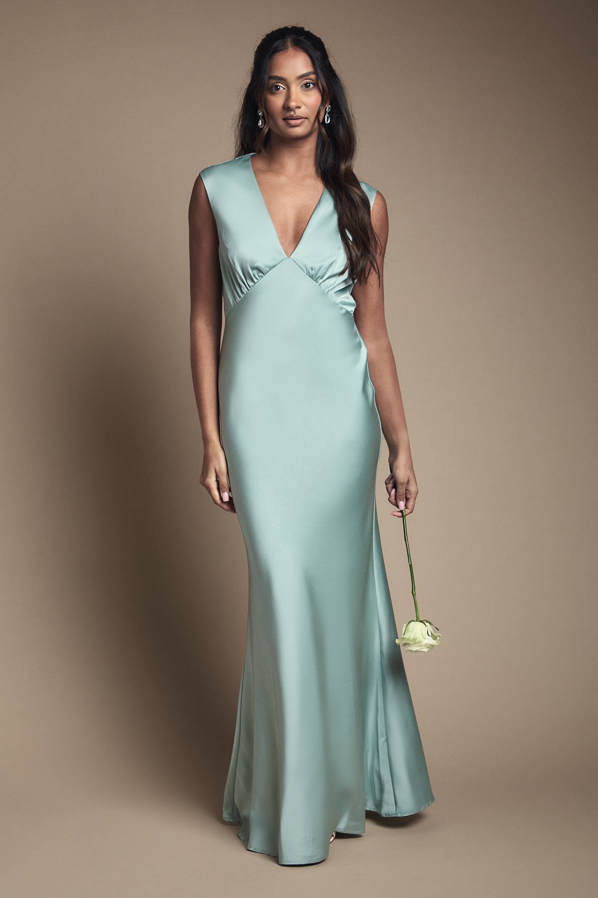 Oasis Robe de Demoiselle d'Honneur Longue en Satin avec Détail Dos Ouvert