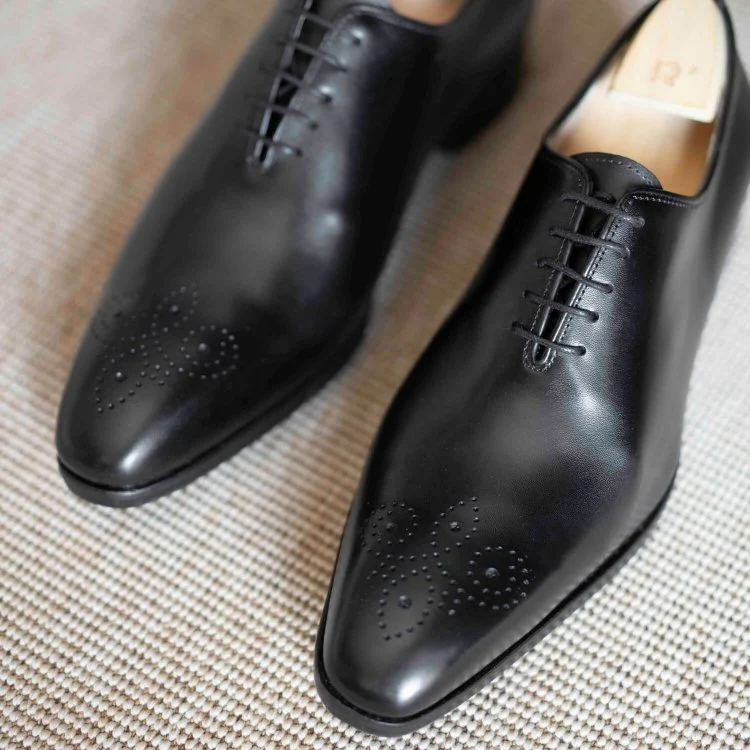 Ritcher-Richelieu à bout droit fleuri en cuir noir