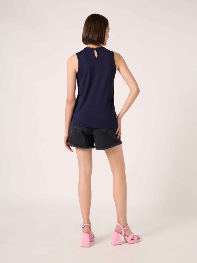 Top col montant dentelle