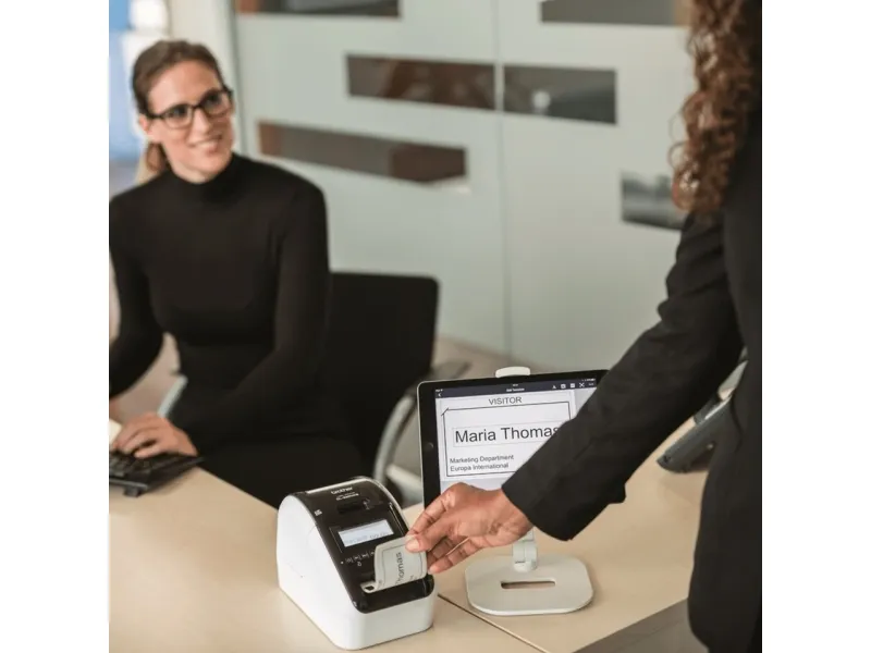 Brother QL-820NWBcVM - Etiketprinter - to-farvet (monokrom) - direkte termisk - Rulle (6,2 cm) - 300 x 600 dpi - op til 110 etiketter/min. - USB 2.0, Bluetooth 5.2, Wi-Fi(n), LAN - skærer - blank sort, hvid