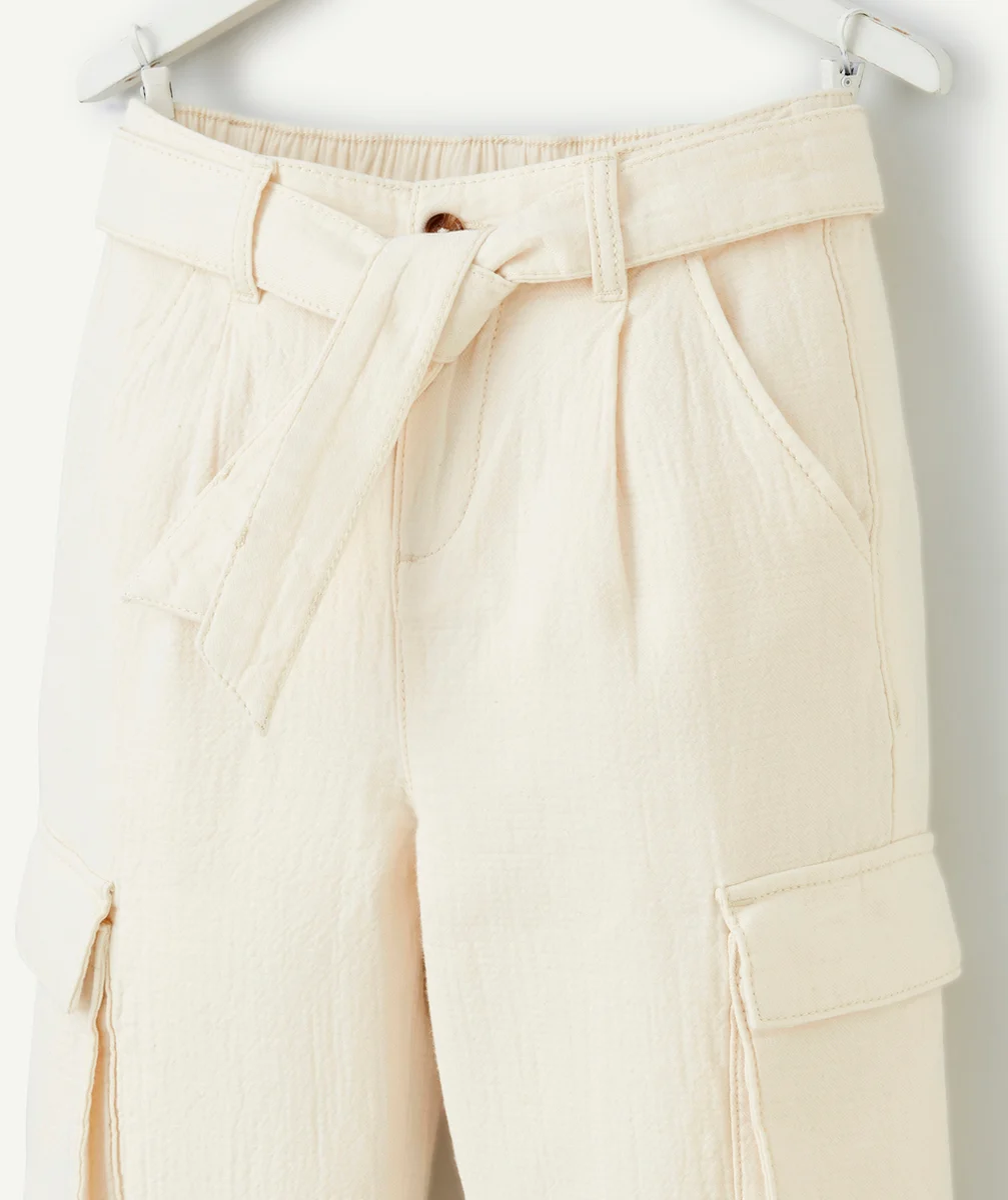 pantalon cargo fille matière gaufrée écru avec ceinture