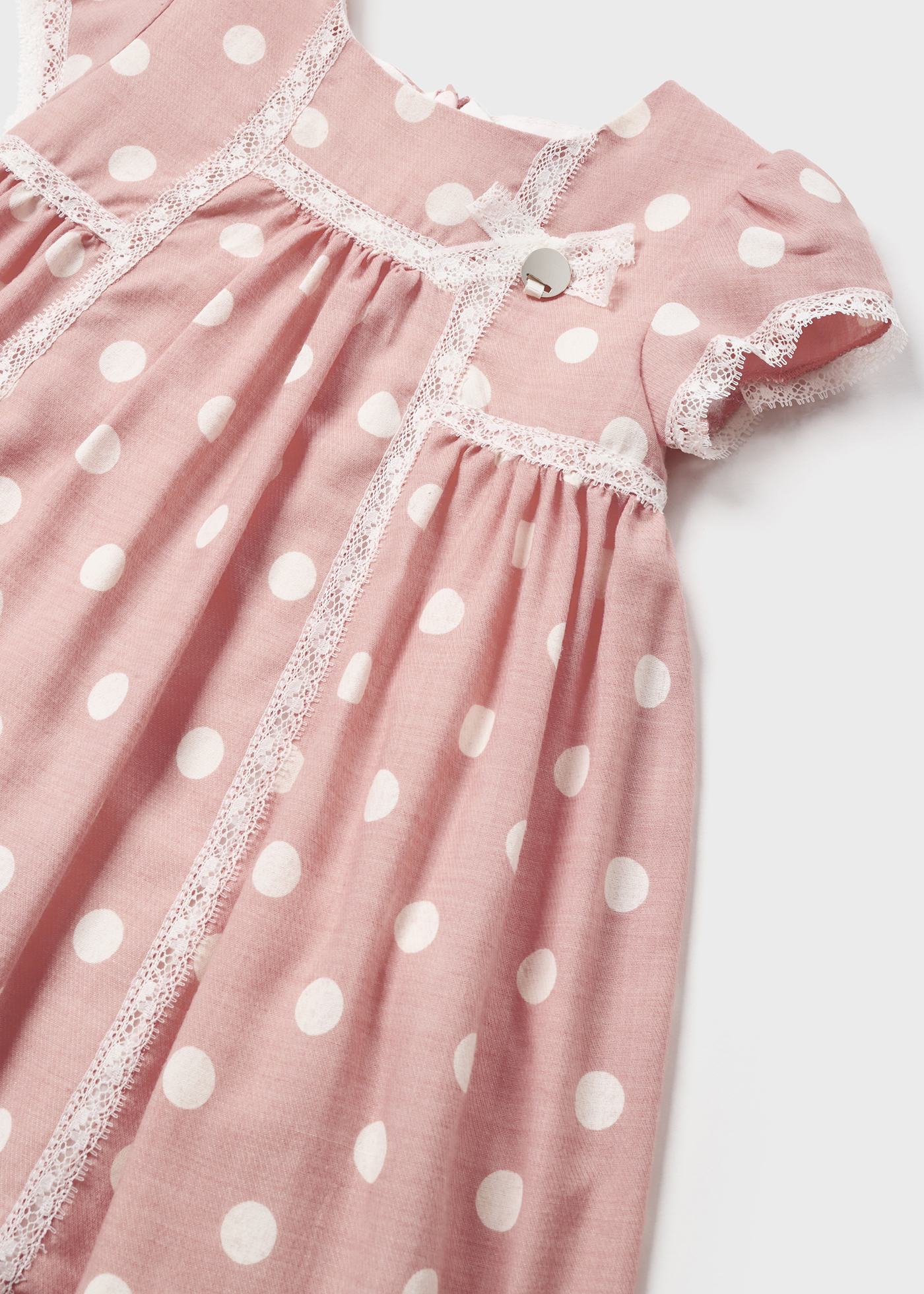 Vestido de bebê com estampa de renda