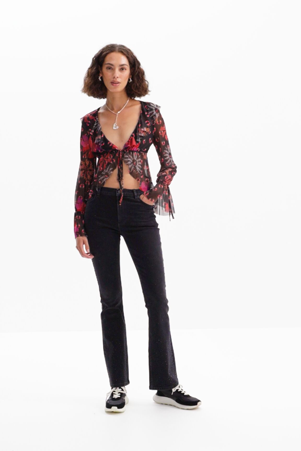 calça jeans flare com strass