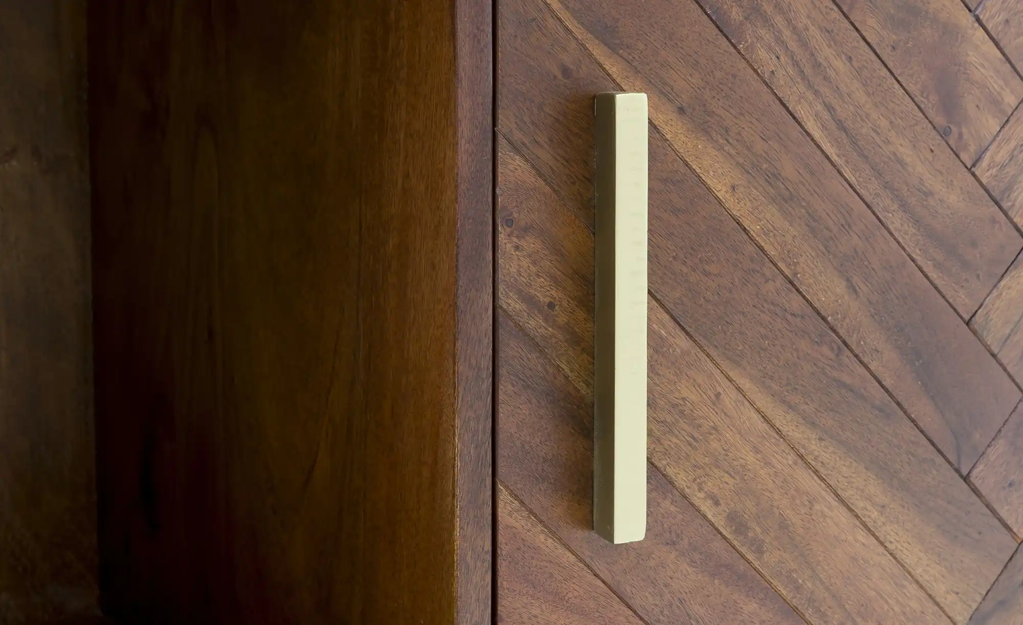 Highboard aus Massivholz Calatria
