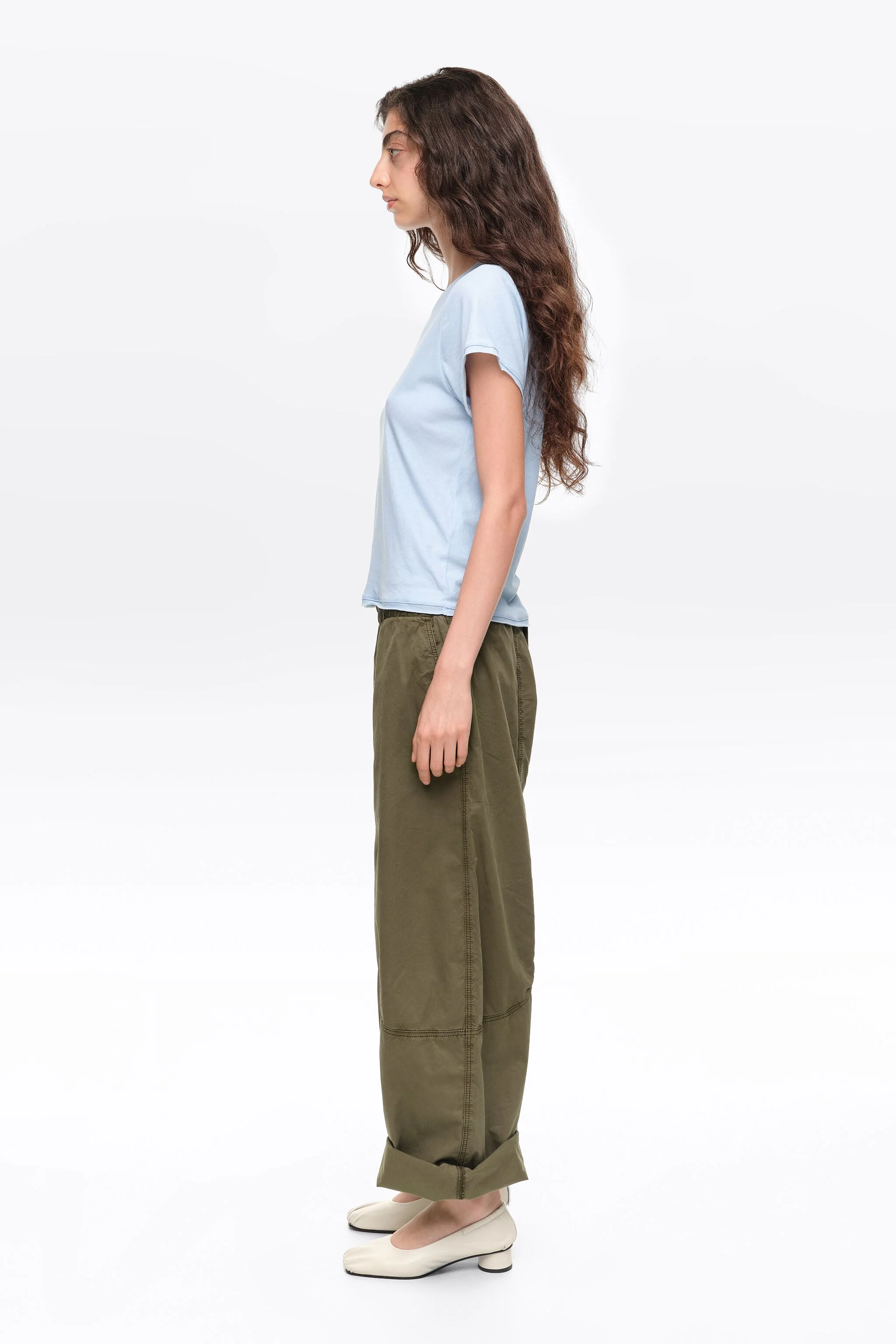 Calça jogger cáqui com costura decorativa.