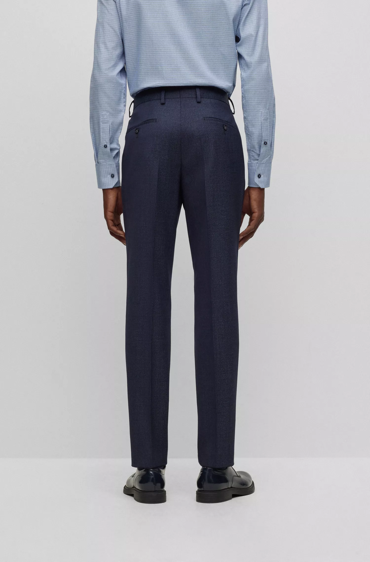 Terno BOSS preto slim fit em lã virgem com forro exclusivo.