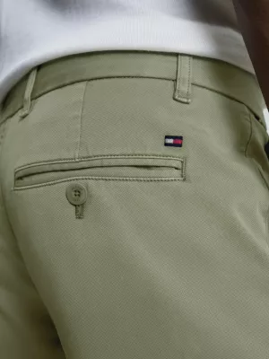 Calças chino slim fit tingidas em peça da Bleecker