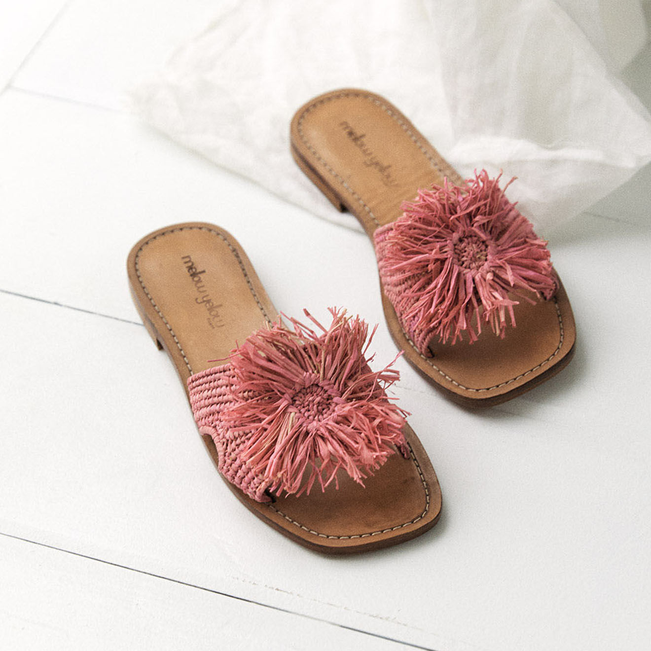 Mellow Yellow Mules en Raphia Thea roses