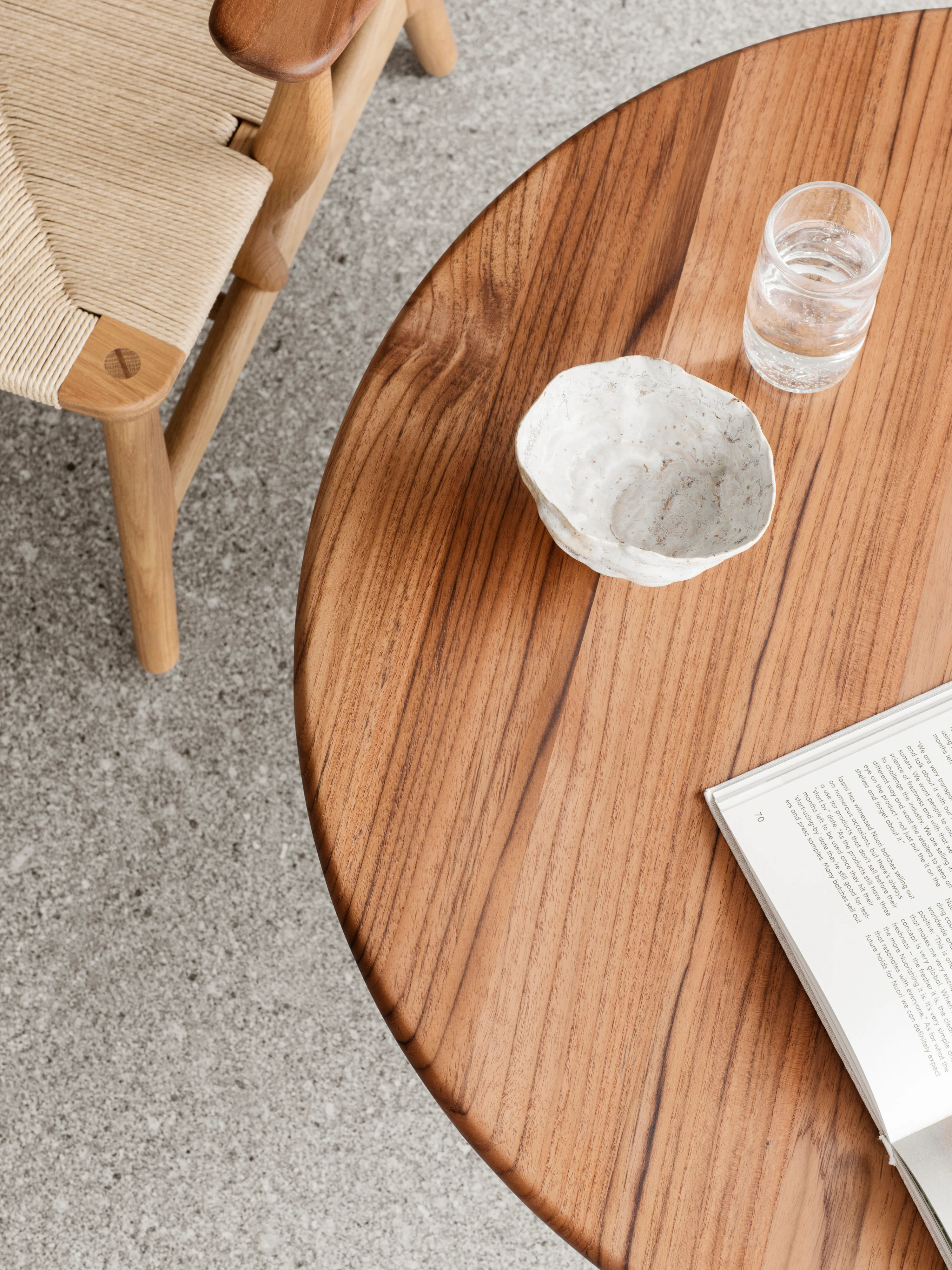 Ronde salontafel CH008 van eikenhout en teakhout