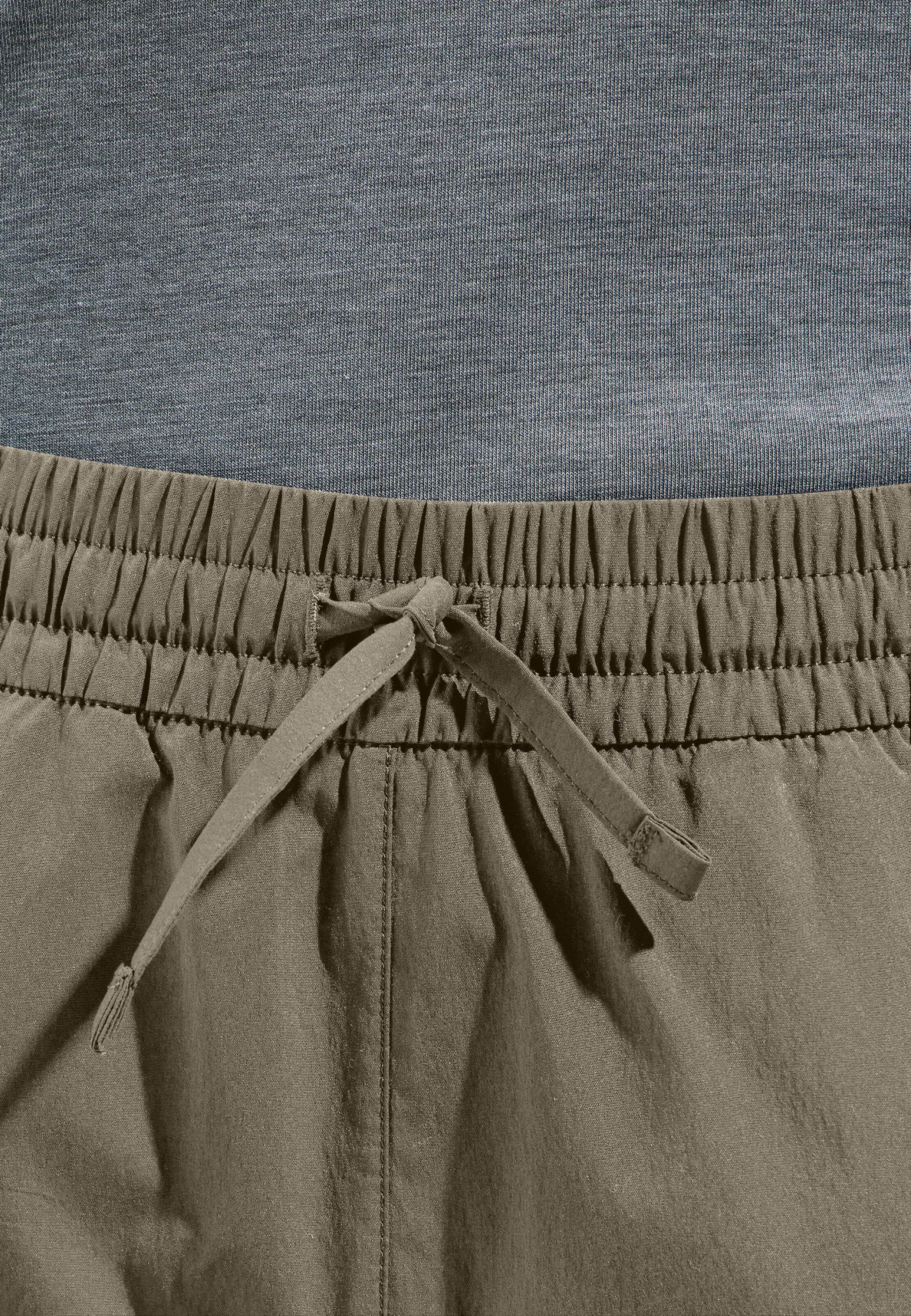 Essentials Wandershorts in vetiver