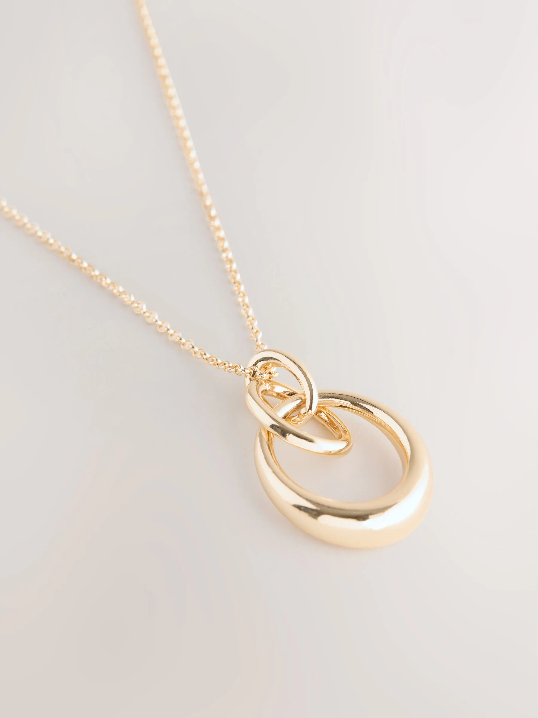 Goudkleurig - Ketting met hangertje van vereende ringen