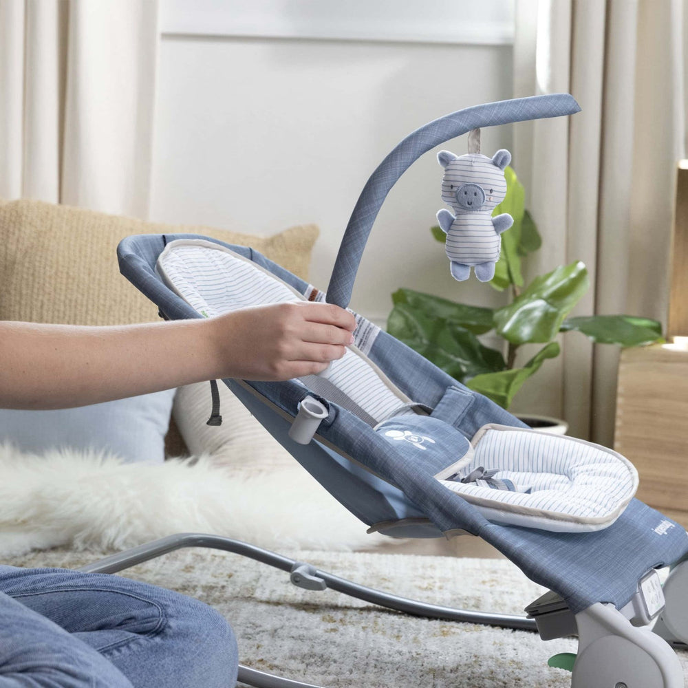 Køb Ingenuity Chambray Happy Belly™ Rock-To-Bounce Massage Sæde