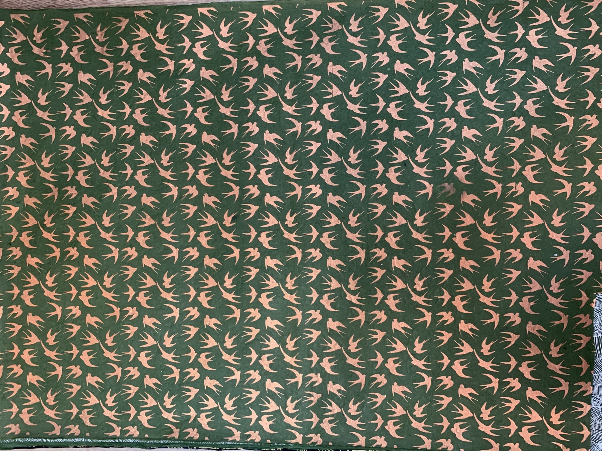 Geschenkpapier 'Schwalben' grün-braun, B 76 cm, L 51 cm günstig bestellen
