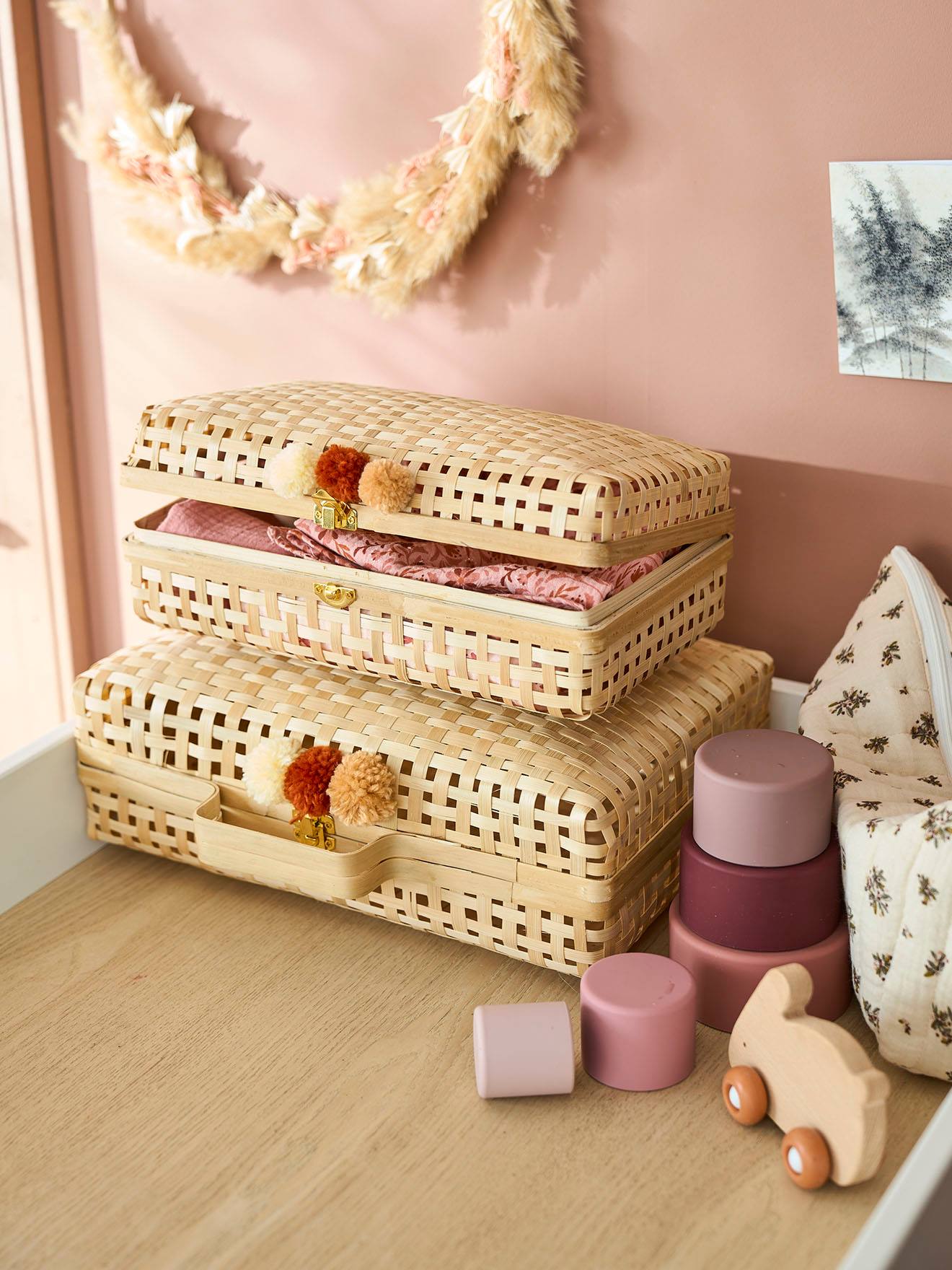 Conjunto de 2 pastas médias lisas de bambu bege com motivos decorativos.