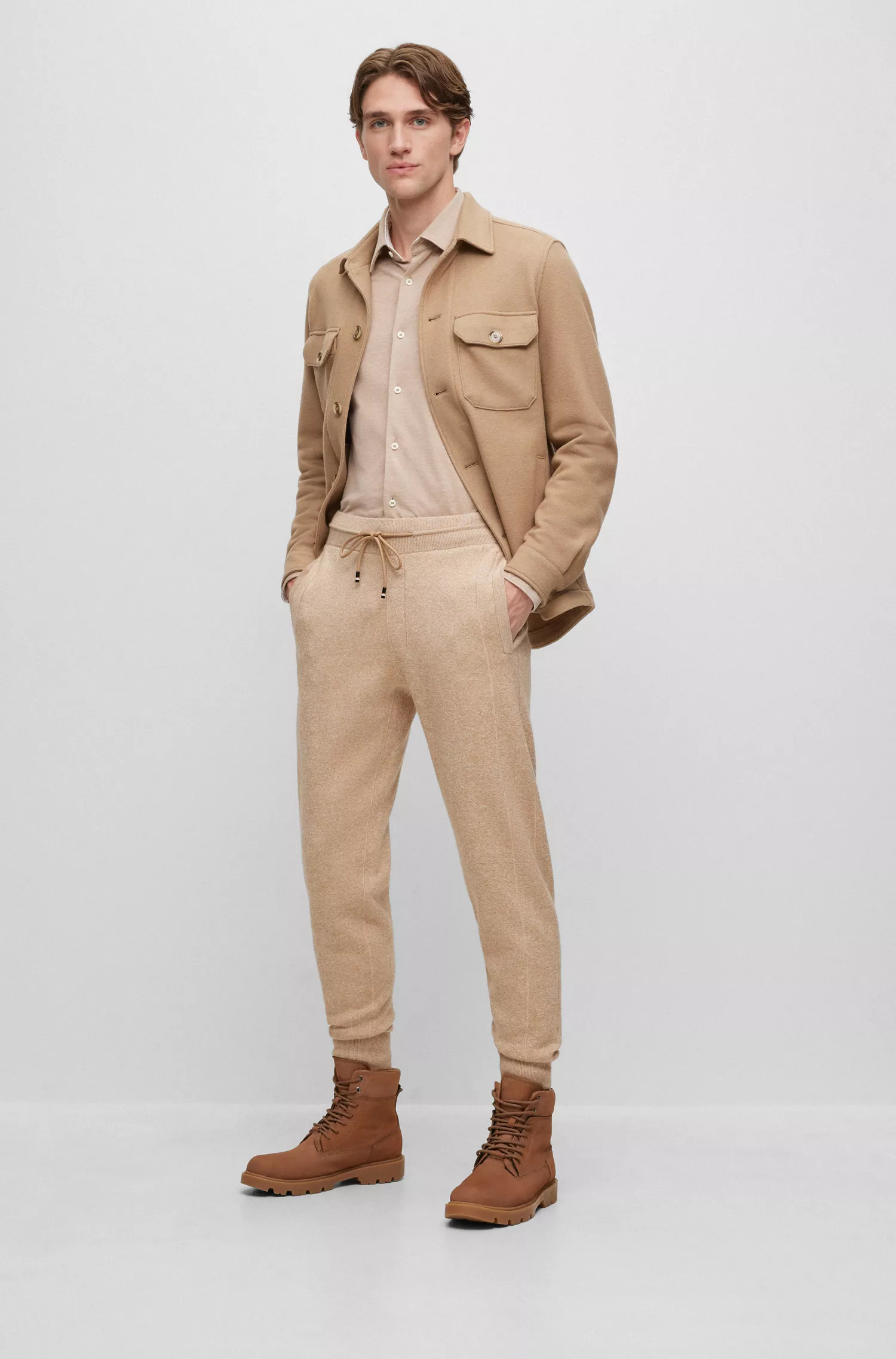 Botas de cano curto BOSS em camurça preta com colarinho monogramado em tom sobre tom.