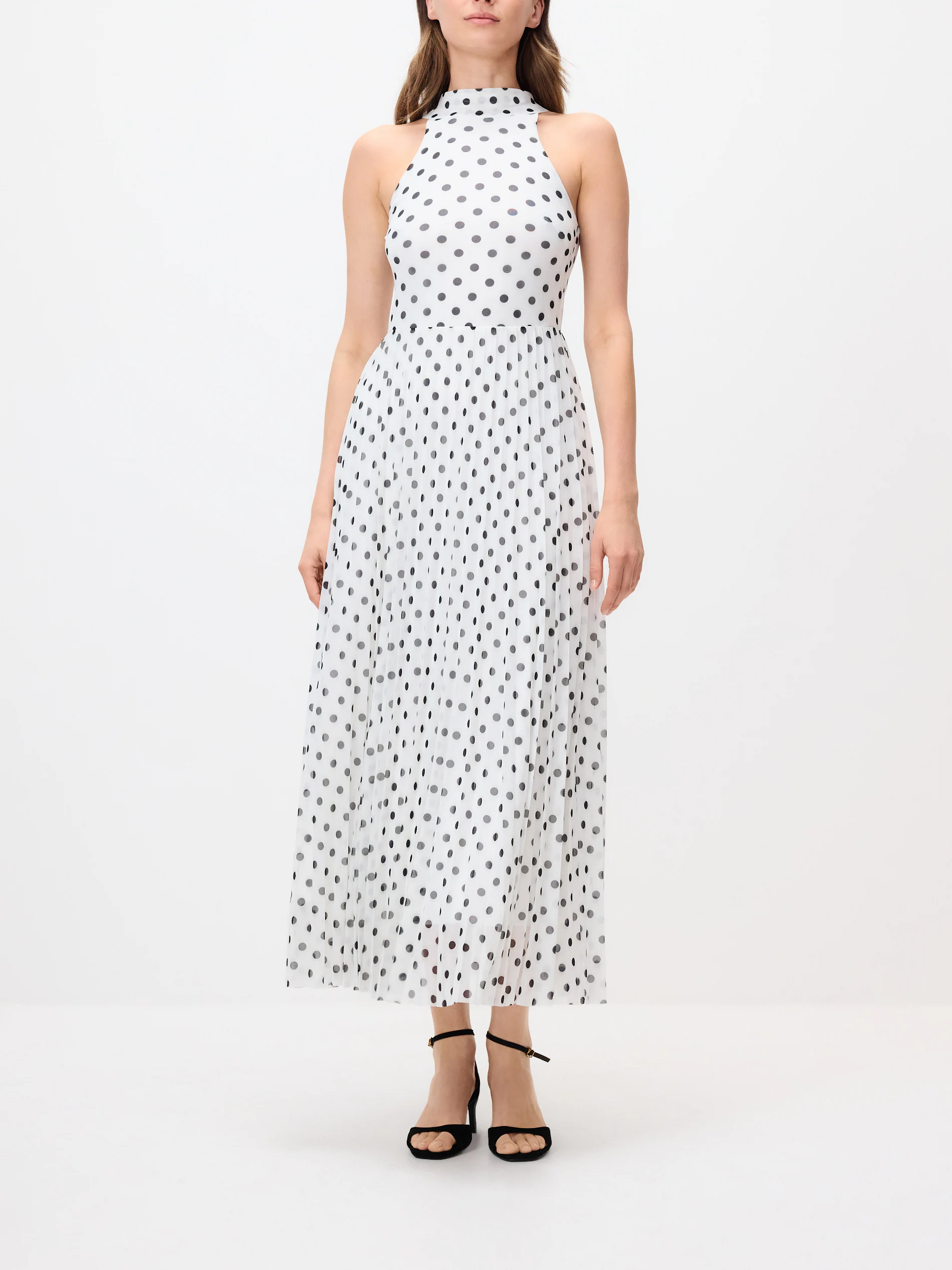 Faltenkleid mit einer Bindung in der Taille