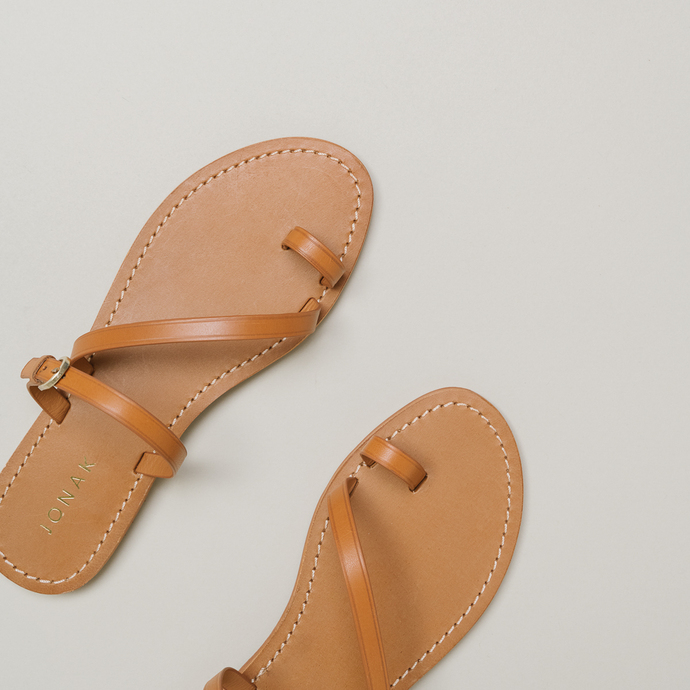 Sandales à brides et détails dorés  en cuir camel