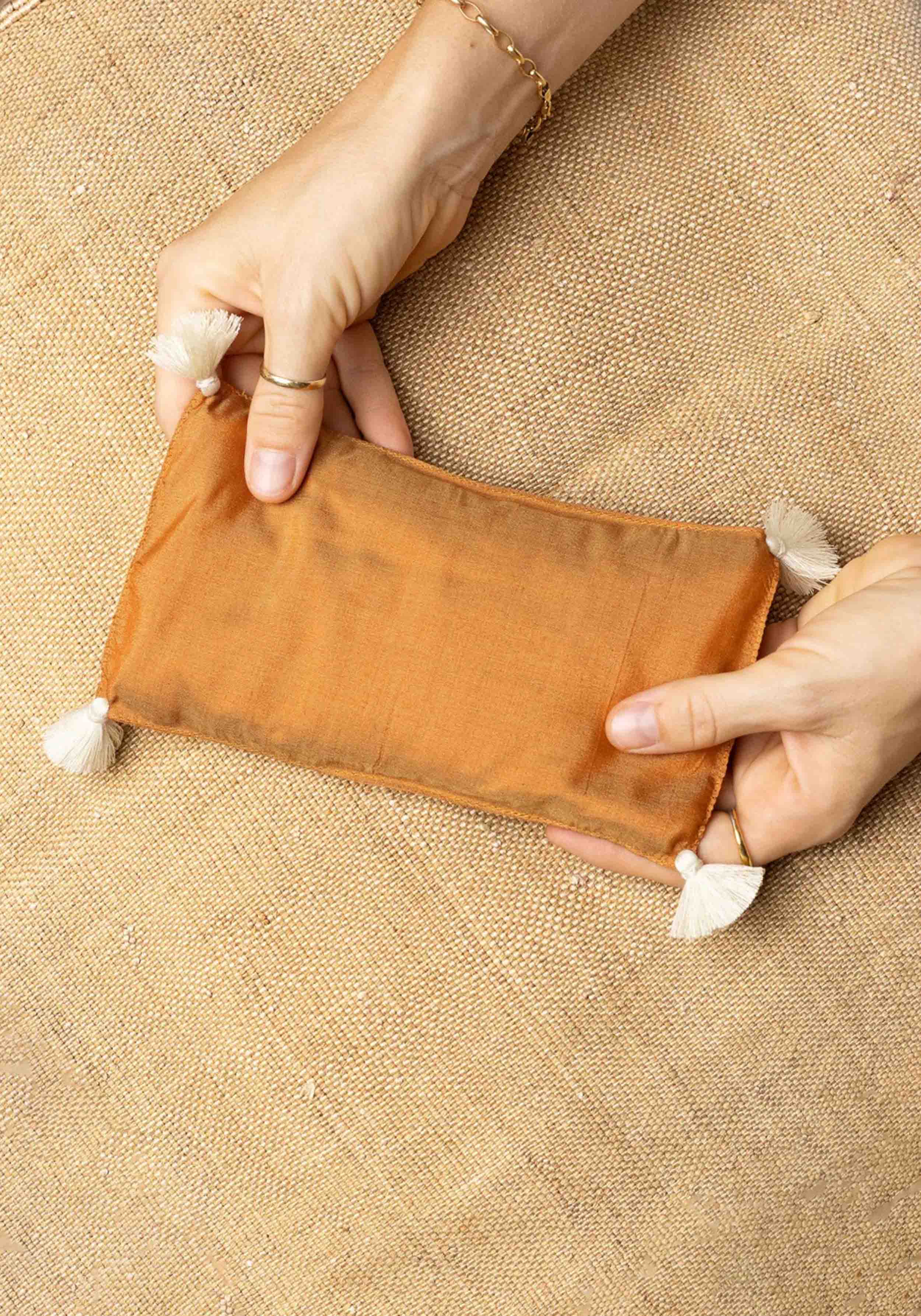 YOOMEE Augenkissen Eye Pillow Raha Tassels Cognac