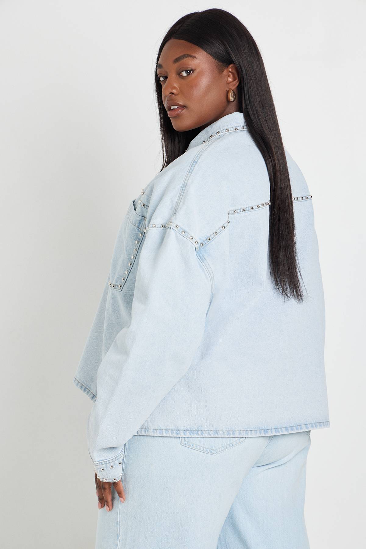 boohoo Veste En Jean Ornée De Clous Grande Taille